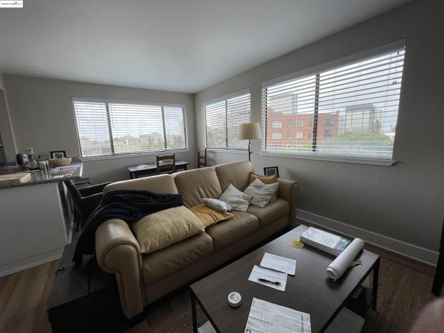 290 Park View Terrace, Oakland CA: https://media.crmls.org/mediaz/cc197287-a992-463c-9da9-a7f79e01c7d0.jpg