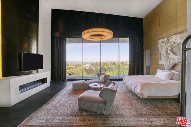9152 Janice Place, Beverly Hills CA: https://media.crmls.org/mediaz/cc19b9d9-4523-4539-800c-99b381976286.jpg