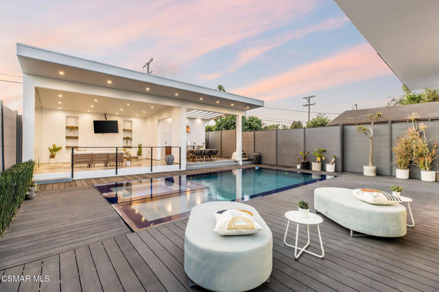 829 Flower Avenue, Venice CA: https://media.crmls.org/mediaz/cc1a39c8-e67d-4198-8622-e1c9e9d8651a.jpg
