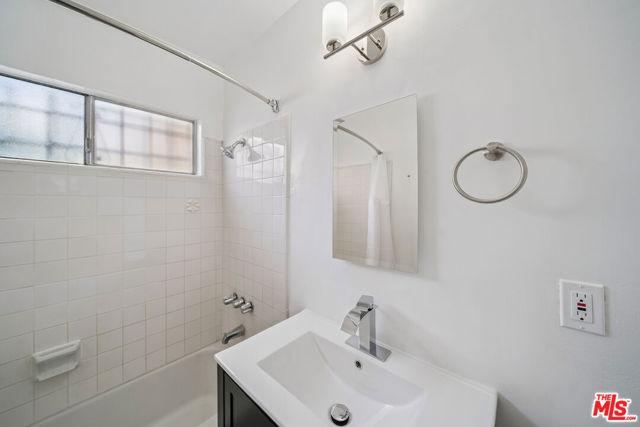 217 Carondelet, Los Angeles CA: https://media.crmls.org/mediaz/cc1a4ed9-bf05-46d5-ab94-ae501d2a9e10.jpg