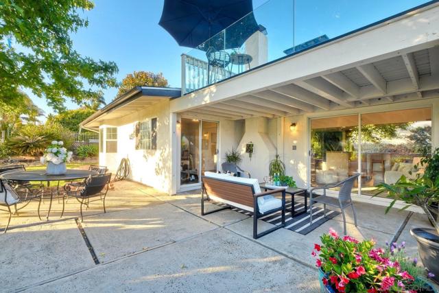 7219 Mimosa Dr, Carlsbad CA: https://media.crmls.org/mediaz/cc1bc3d2-0427-4d69-b8a0-f4ead48d7083.jpg