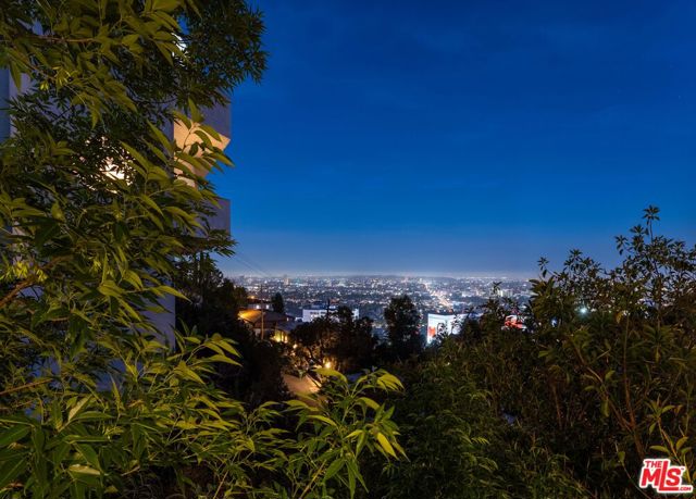 8450 Carlton Way, Los Angeles CA: https://media.crmls.org/mediaz/cc1bdff1-ac41-4171-88a4-70e9f02b4bad.jpg