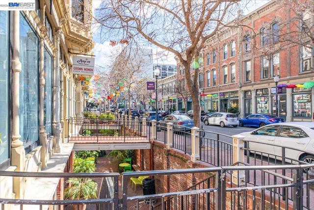 809 Clay St, Oakland CA: https://media.crmls.org/mediaz/cc1cb476-2379-4678-b1f8-2801644c23eb.jpg