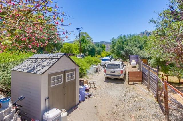 210 Frances Dr, El Cajon CA: https://media.crmls.org/mediaz/cc1cb4db-9aa1-4e54-baaa-e22130743f84.jpg