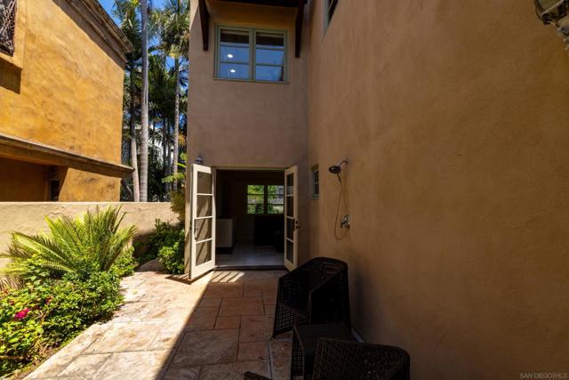 418 Marine St, La Jolla CA: https://media.crmls.org/mediaz/cc1cf1b8-273b-4892-bf7a-8bb866331887.jpg