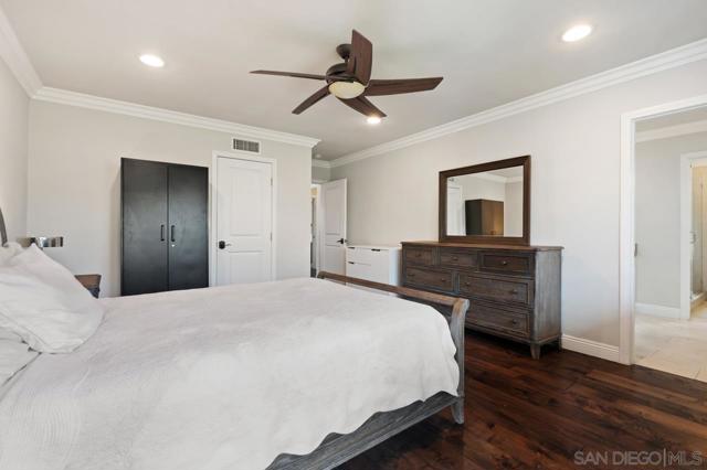 8874 La Jolla Scenic Dr N, La Jolla CA: https://media.crmls.org/mediaz/cc1cfdd9-0ecf-4e25-b0be-09ffd4235965.jpg