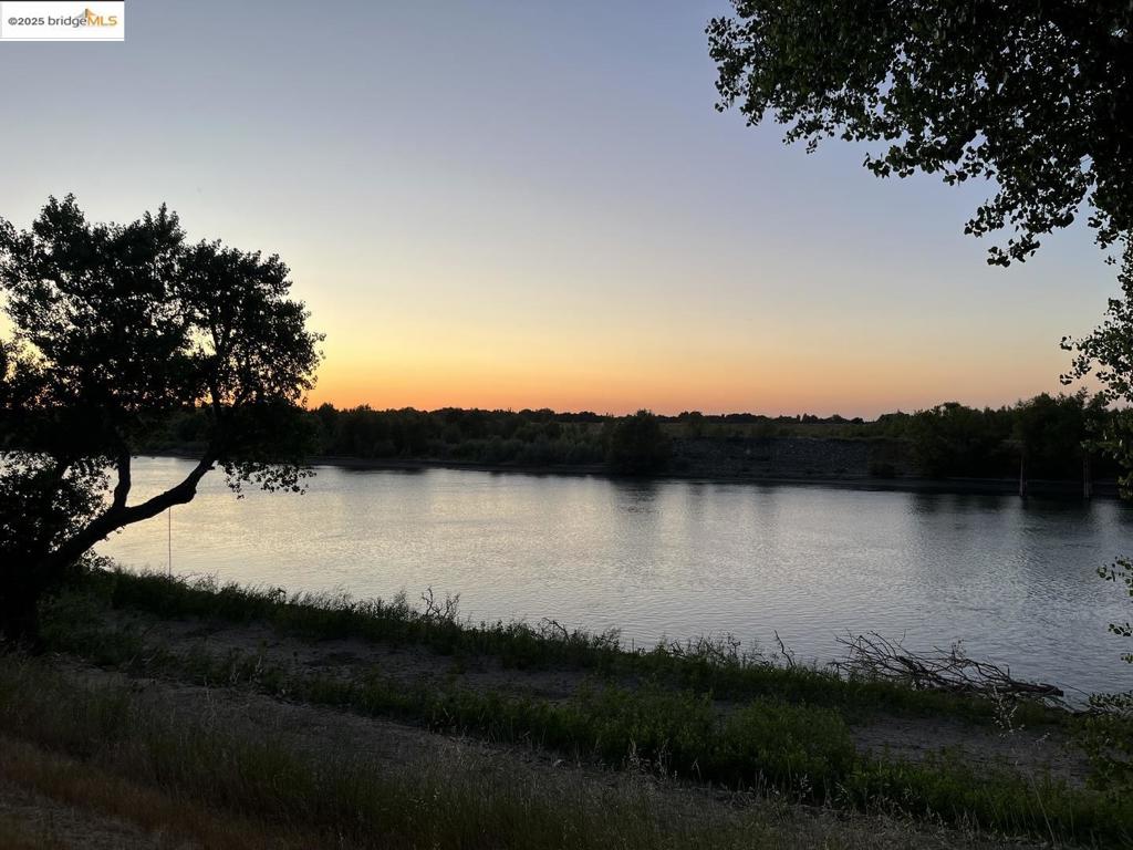 https://media.crmls.org/mediaz/cc1d40f8-87a9-4b72-97e0-c294ab55a960.jpg?preset=X-Large