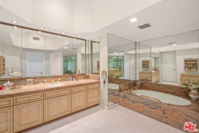 10114 Empyrean Way, Los Angeles CA: https://media.crmls.org/mediaz/cc1d9a76-e13e-428f-99cd-e9645395201a.jpg