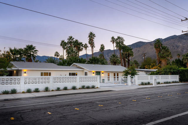 1125 E Sunny Dunes Road, Palm Springs CA: https://media.crmls.org/mediaz/cc1ddd32-6f7b-4662-a455-d3ab37ea7383.jpg