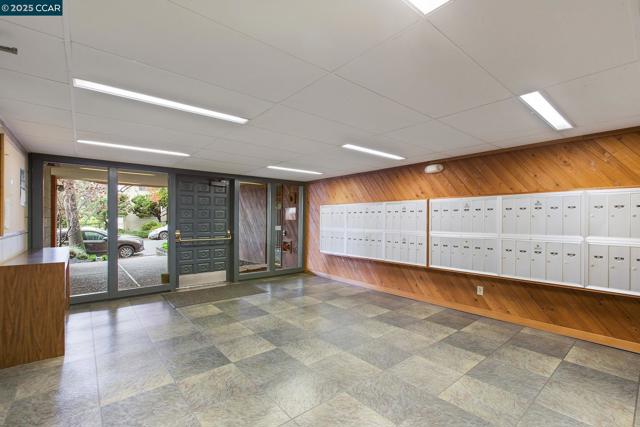 500 Vernon, Oakland CA: https://media.crmls.org/mediaz/cc1de3d1-6f7f-4612-840a-7bb3884b9d73.jpg