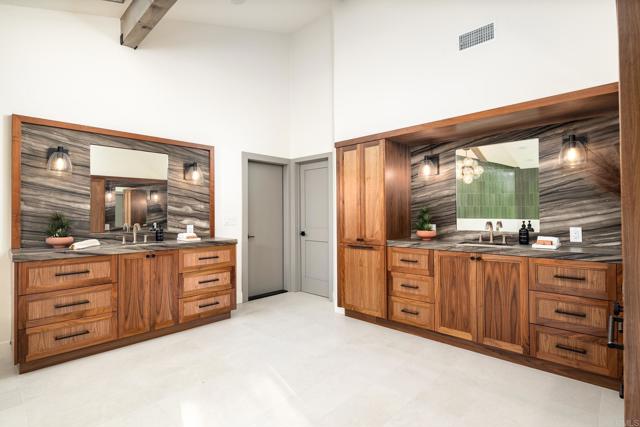 6449 Las Colinas, Rancho Santa Fe CA: https://media.crmls.org/mediaz/cc1e2662-9b81-4e23-8932-e5f124d9ae3c.jpg