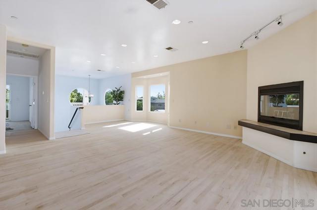 131 Scenic Dr, El Cajon CA: https://media.crmls.org/mediaz/cc1e3890-acaa-4d29-8907-4a251b116301.jpg
