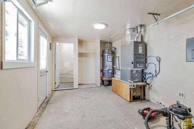 2940 Somerset Ave, Castro Valley CA: https://media.crmls.org/mediaz/cc1e92b2-5e3b-44dc-ab33-e78af15ef0ea.jpg