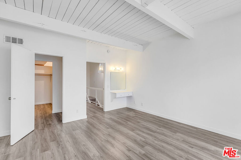 5447 Zelzah Avenue #118