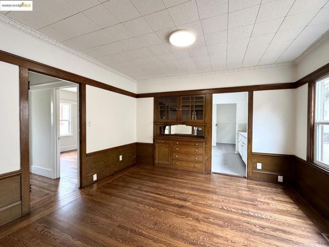 5926 Marshall St, Oakland CA: https://media.crmls.org/mediaz/cc203b81-92fa-409c-96aa-d1246e639e8c.jpg