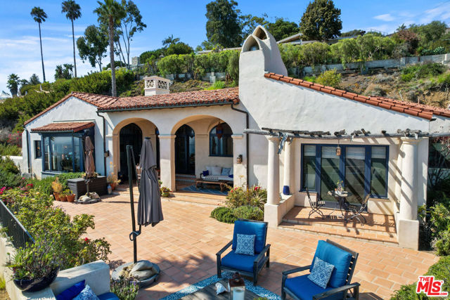22800 Beckledge Terrace, Malibu CA: https://media.crmls.org/mediaz/cc206ce1-946f-4a75-ad10-b47cfd0157c8.jpg