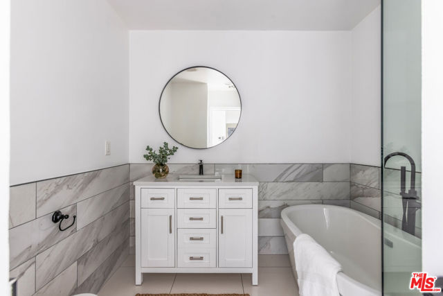 3921 S Victoria Avenue, Los Angeles CA: https://media.crmls.org/mediaz/cc20a5ff-3f1a-46fe-8eb9-c52459bcac92.jpg