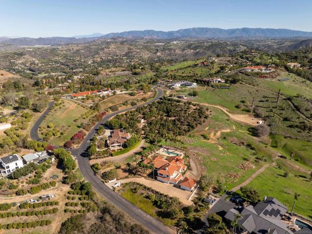 30343 Calle La Reina, Bonsall CA: https://media.crmls.org/mediaz/cc20c65d-7cf7-4fa8-84fe-83de62fc482e.jpg