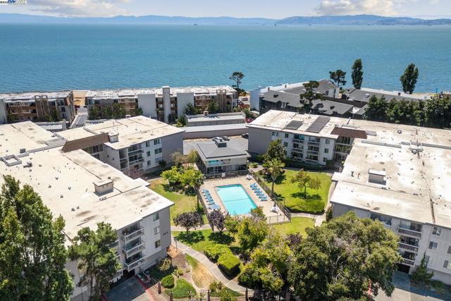 950 Shorepoint Ct, Alameda CA: https://media.crmls.org/mediaz/cc210287-0b19-4388-939c-b09e0d02602d.jpg