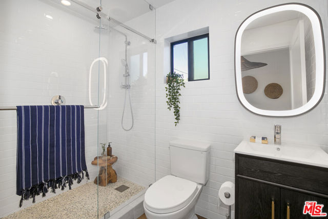 3744 Redwood Avenue, Los Angeles CA: https://media.crmls.org/mediaz/cc2178b2-348a-4847-85ac-f924d20a38ae.jpg