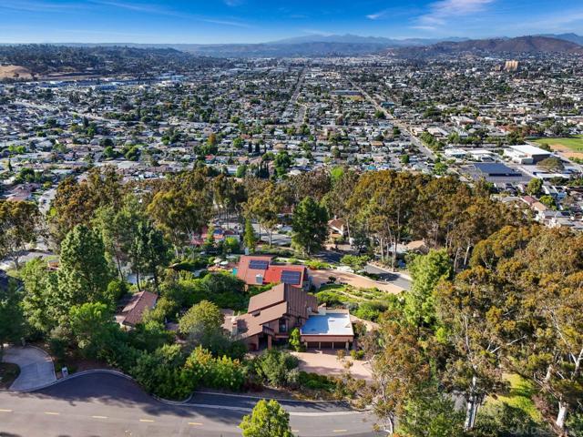 1586 Kimberly Woods Dr, El Cajon CA: https://media.crmls.org/mediaz/cc21848f-b7fb-441c-b05d-d80de2904398.jpg
