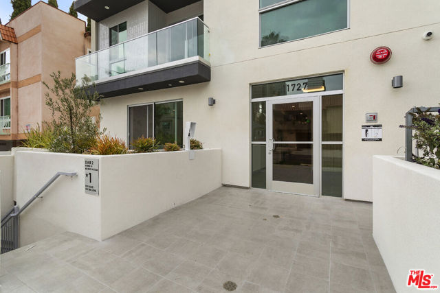 11727 Kiowa Avenue, Los Angeles CA: https://media.crmls.org/mediaz/cc21c42b-c7da-4f80-abe7-24c7064e51ed.jpg