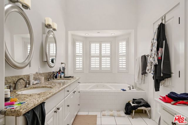 4224 Madison Avenue, Culver City CA: https://media.crmls.org/mediaz/cc220e68-2f66-489e-b702-5be93b2a72c7.jpg