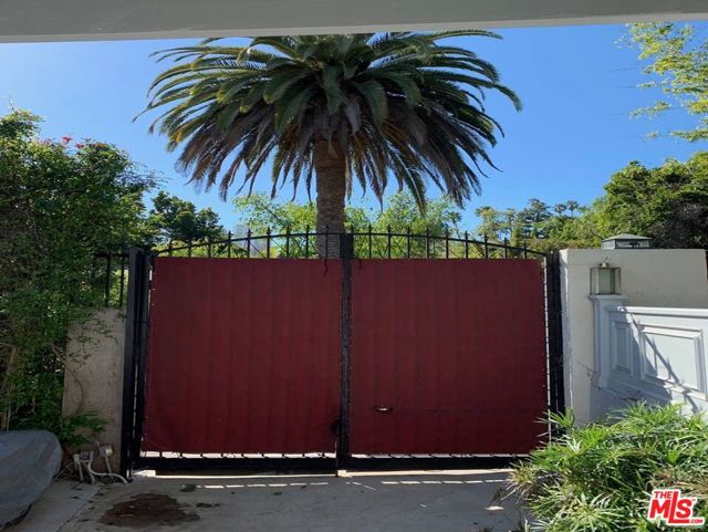 1215 Hilldale Ave, Los Angeles CA: https://media.crmls.org/mediaz/cc224a42-d266-4b7f-a31b-bc4b36b4108c.jpg