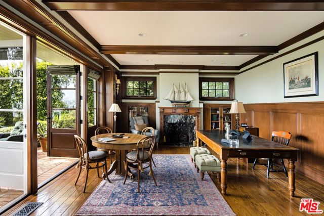 1667 Amalfi Drive, Pacific Palisades CA: https://media.crmls.org/mediaz/cc225891-2115-4539-bf88-d51e62711b62.jpg