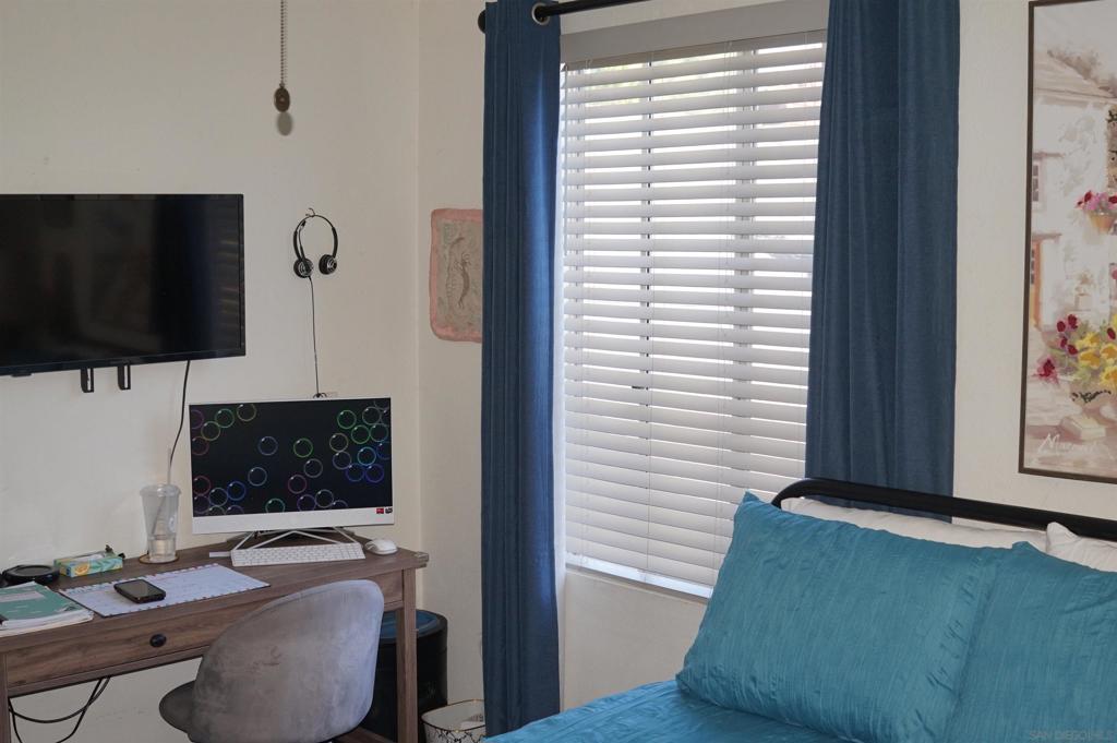 https://media.crmls.org/mediaz/cc229910-4070-4a81-a129-6001b97d6388.jpg?preset=X-Large