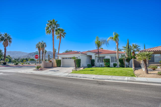 40747 Palm Court, Palm Desert CA: https://media.crmls.org/mediaz/cc23a59c-e61a-401a-8485-c046c43e1991.jpg
