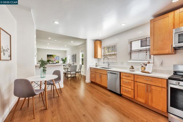 941 45Th St, Oakland CA: https://media.crmls.org/mediaz/cc2465bf-422c-41b6-8994-7ad4e03f955d.jpg
