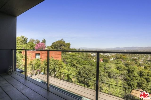 11462 LAURELCREST Road, Studio City CA: https://media.crmls.org/mediaz/cc2500b7-538a-4185-b450-16c326cc0042.jpg