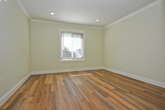 950 Shorepoint Ct, Alameda CA: https://media.crmls.org/mediaz/cc26990f-9203-40af-92b5-bbc40c9782de.jpg