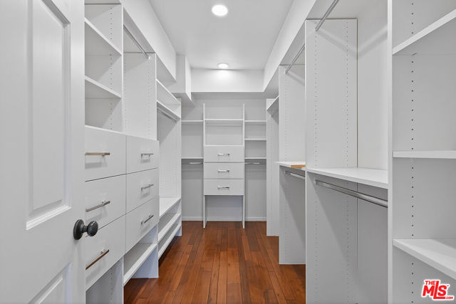 322 25th Street, Santa Monica CA: https://media.crmls.org/mediaz/cc273234-5d6b-42c8-a56c-5c345d9b3cf5.jpg