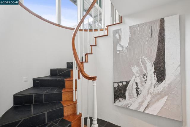 12 La Cresta Rd, Orinda CA: https://media.crmls.org/mediaz/cc279a0a-f019-4782-b23d-100f5c88f4e7.jpg