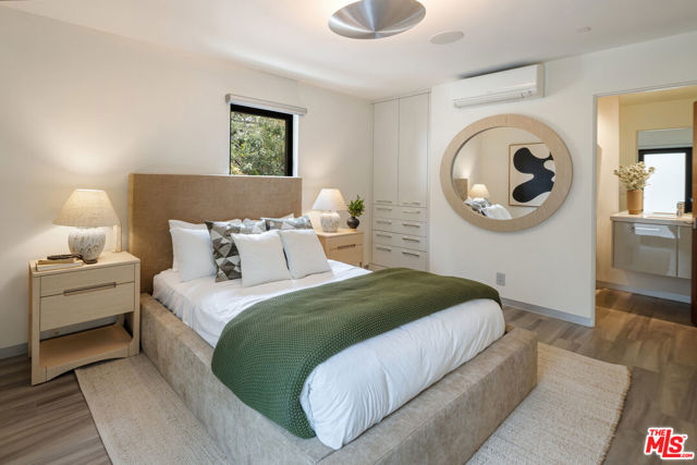 5751 Valley Oak Drive, Los Angeles CA: https://media.crmls.org/mediaz/cc27a7af-0917-43da-a155-51a6b223f1f3.jpg