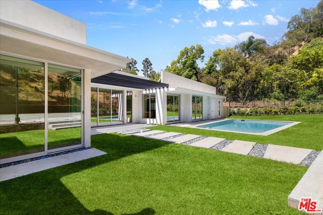 1836 Loma Vista Drive, Beverly Hills CA: https://media.crmls.org/mediaz/cc282668-73a7-4a57-be45-28a26171cfd0.jpg