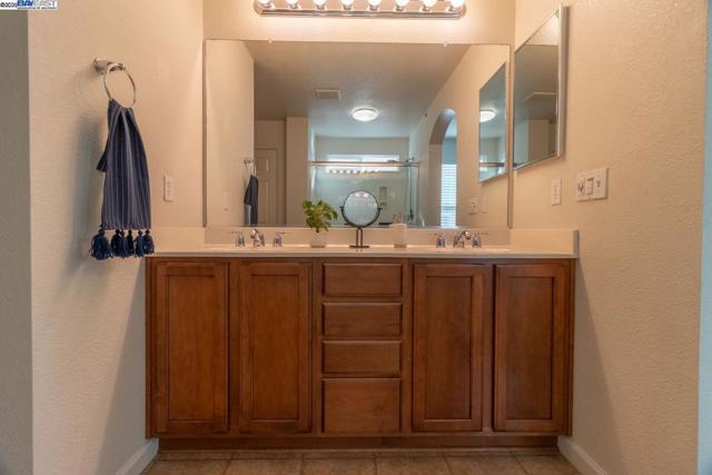 1526 Cat Tail Dr, Stockton CA: https://media.crmls.org/mediaz/cc2864db-b921-4305-b022-9595cf346de0.jpg
