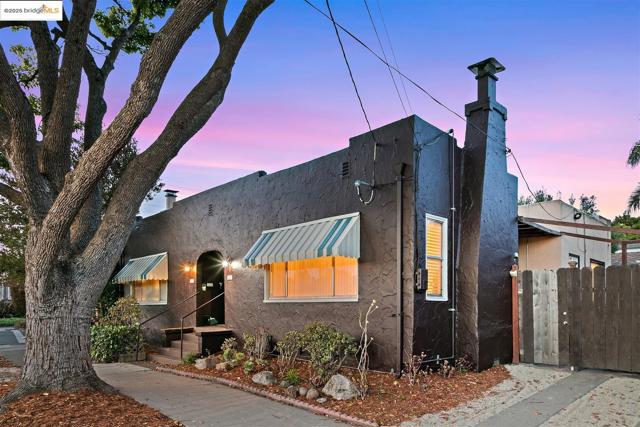 2201 Spaulding Ave, Berkeley CA: https://media.crmls.org/mediaz/cc288448-70a1-4445-8123-a6bc020965b0.jpg