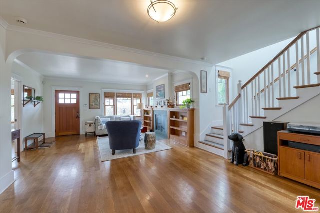933 W Venezia Avenue, Venice CA: https://media.crmls.org/mediaz/cc28abf4-efe5-4db5-a071-0cb49e6bcc2a.jpg