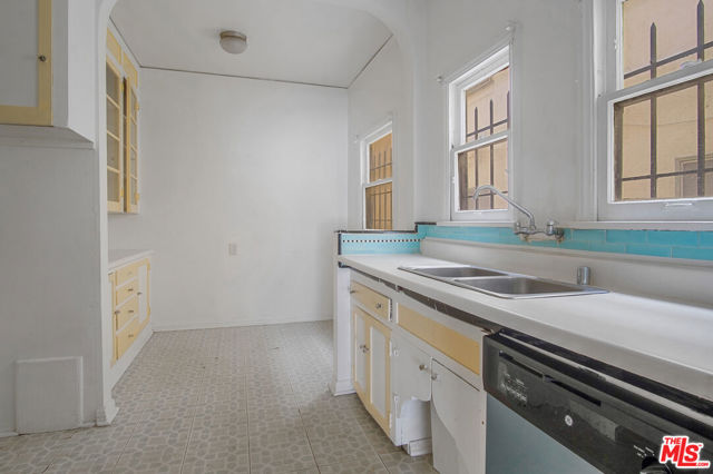 712 S Stanley Avenue, Los Angeles CA: https://media.crmls.org/mediaz/cc28ec61-1a1b-4534-b611-a356a690ac54.jpg