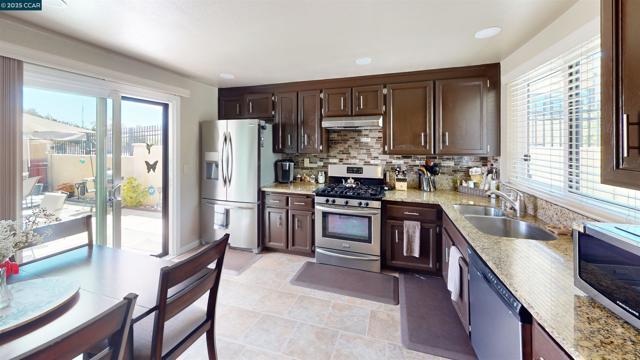 9 Aquamarine Ct, Hercules CA: https://media.crmls.org/mediaz/cc292d8b-a702-419b-8a44-6e3eff380e90.jpg