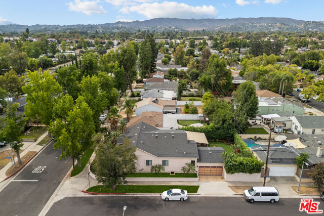 5767 Lasaine Avenue, Encino CA: https://media.crmls.org/mediaz/cc296212-1fb6-4585-a06c-0ac636d1c146.jpg