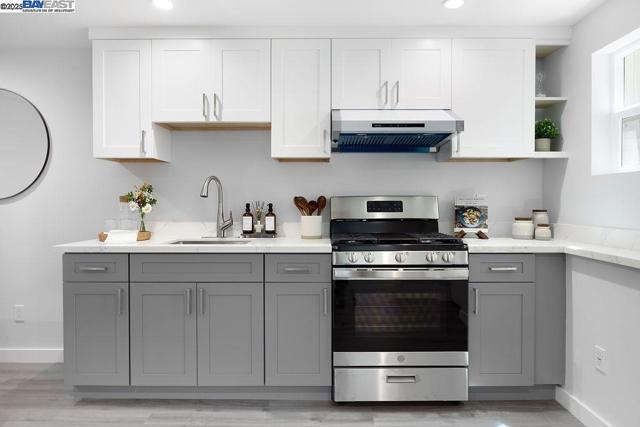 300 Somerset St, San Francisco CA: https://media.crmls.org/mediaz/cc29f85b-c1de-4fbc-bb66-94d5ee95c75a.jpg