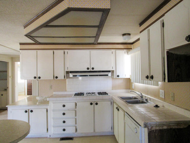 39640 Desert Greens E Drive, Palm Desert CA: https://media.crmls.org/mediaz/cc2a5eb2-30cd-46f3-8916-3a1116dfedc7.jpg