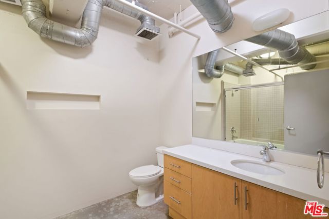 1130 S Flower Street, Los Angeles CA: https://media.crmls.org/mediaz/cc2ae241-31cc-40e5-980c-68f3cc3ea080.jpg