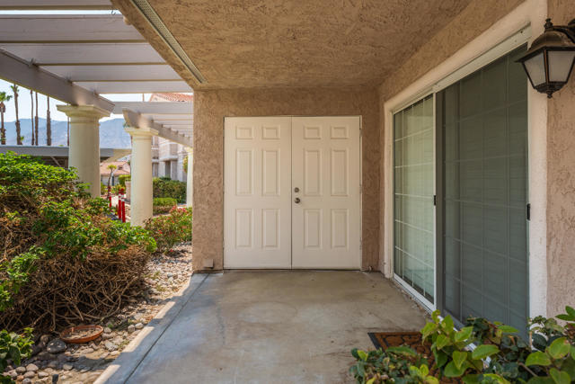 505 S Farrell Drive, Palm Springs CA: https://media.crmls.org/mediaz/cc2b1909-0b2f-49df-aa55-846f942e829c.jpg