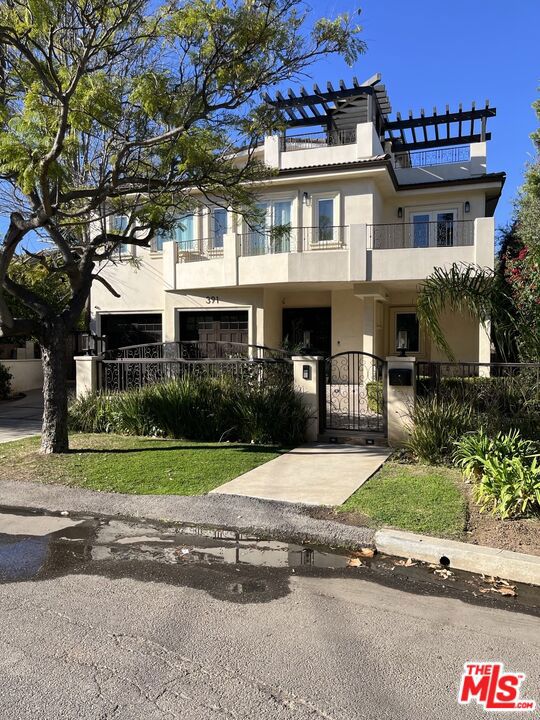 391 S Saltair Avenue, Los Angeles CA: https://media.crmls.org/mediaz/cc2bc9a3-8339-4c67-987b-06f221100d2c.jpg