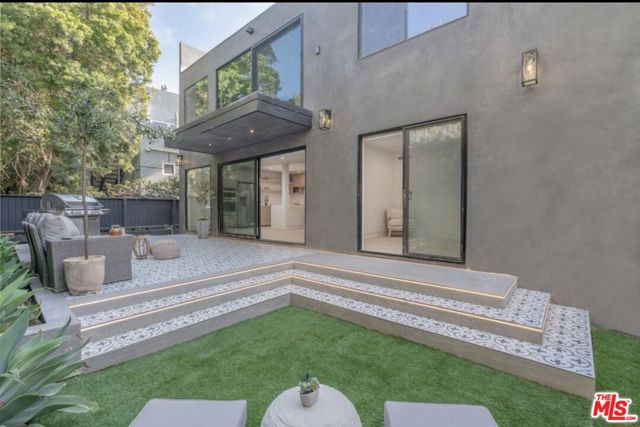 2805 3rd Street, Santa Monica CA: https://media.crmls.org/mediaz/cc2c4970-73fa-4f33-a33a-d1cec51a53fb.jpg